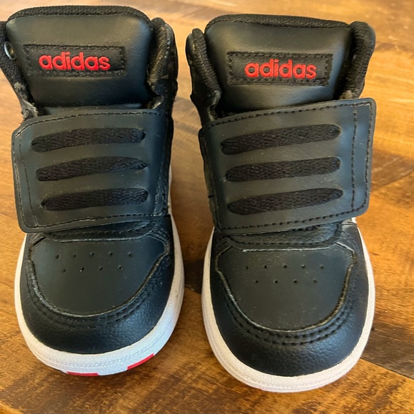 Adidas boys tennis shoe - Picture 1 of 4